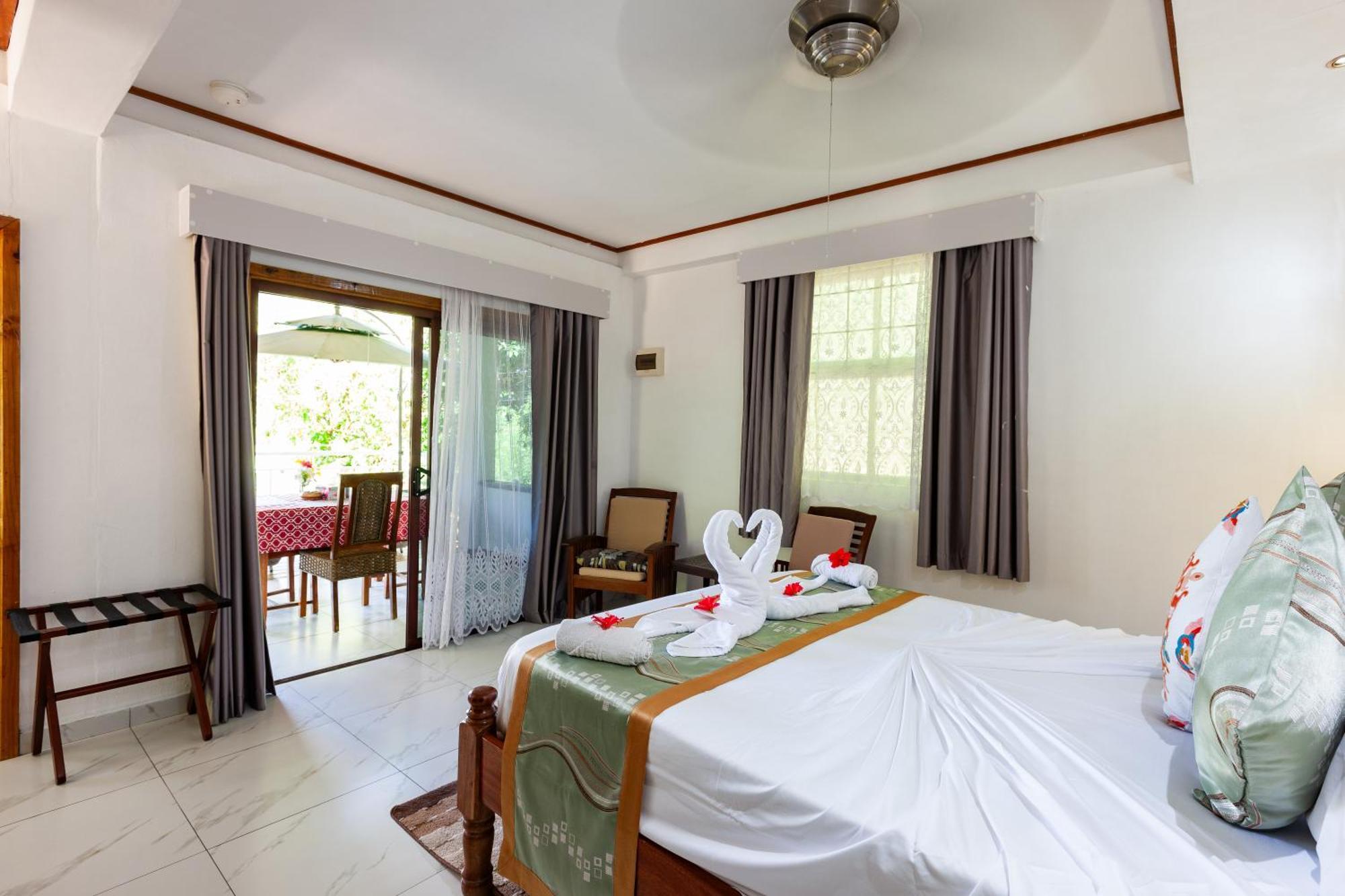 Sea View Lodge Baie Sainte Anne Екстериор снимка