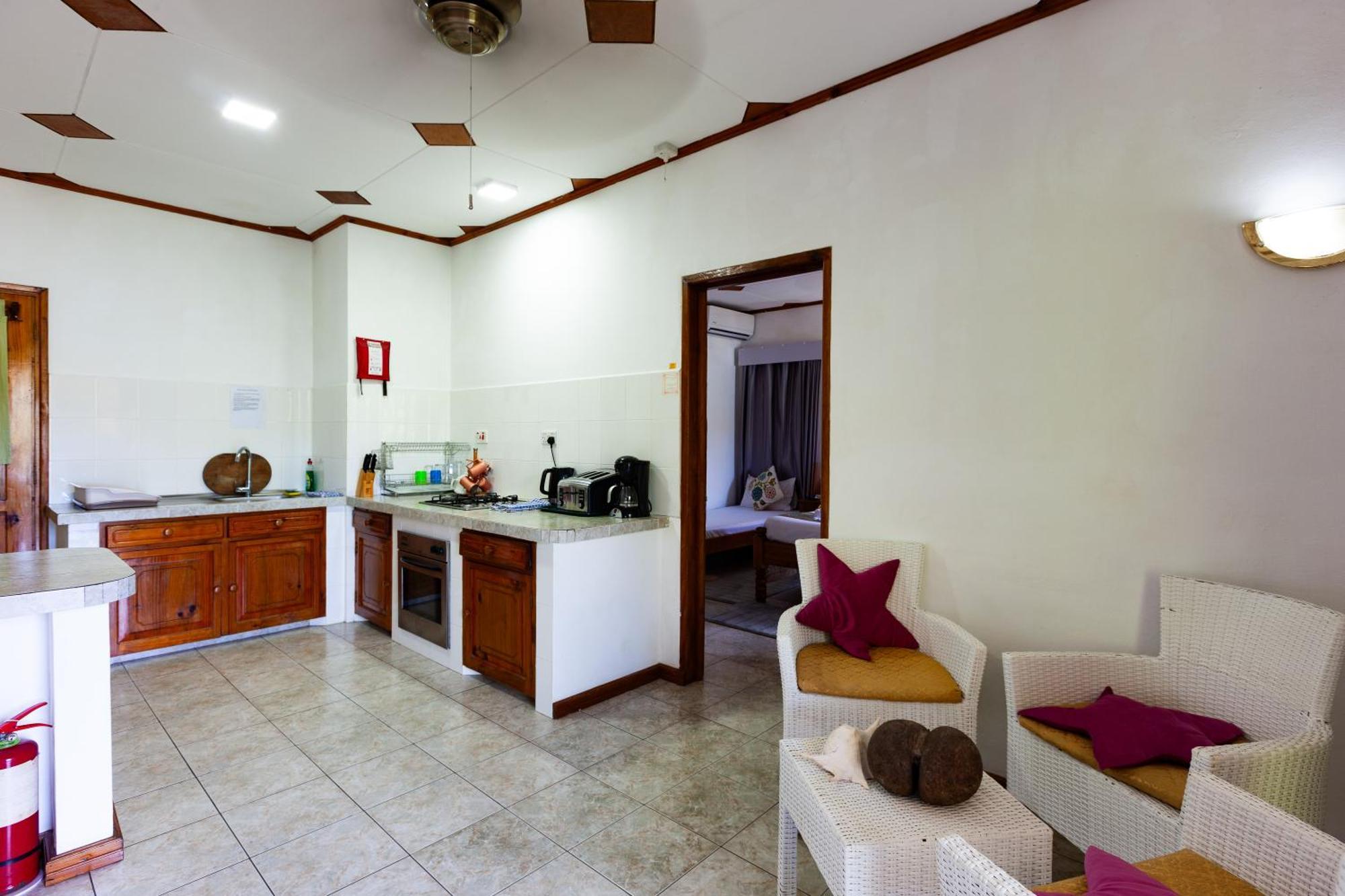 Sea View Lodge Baie Sainte Anne Екстериор снимка