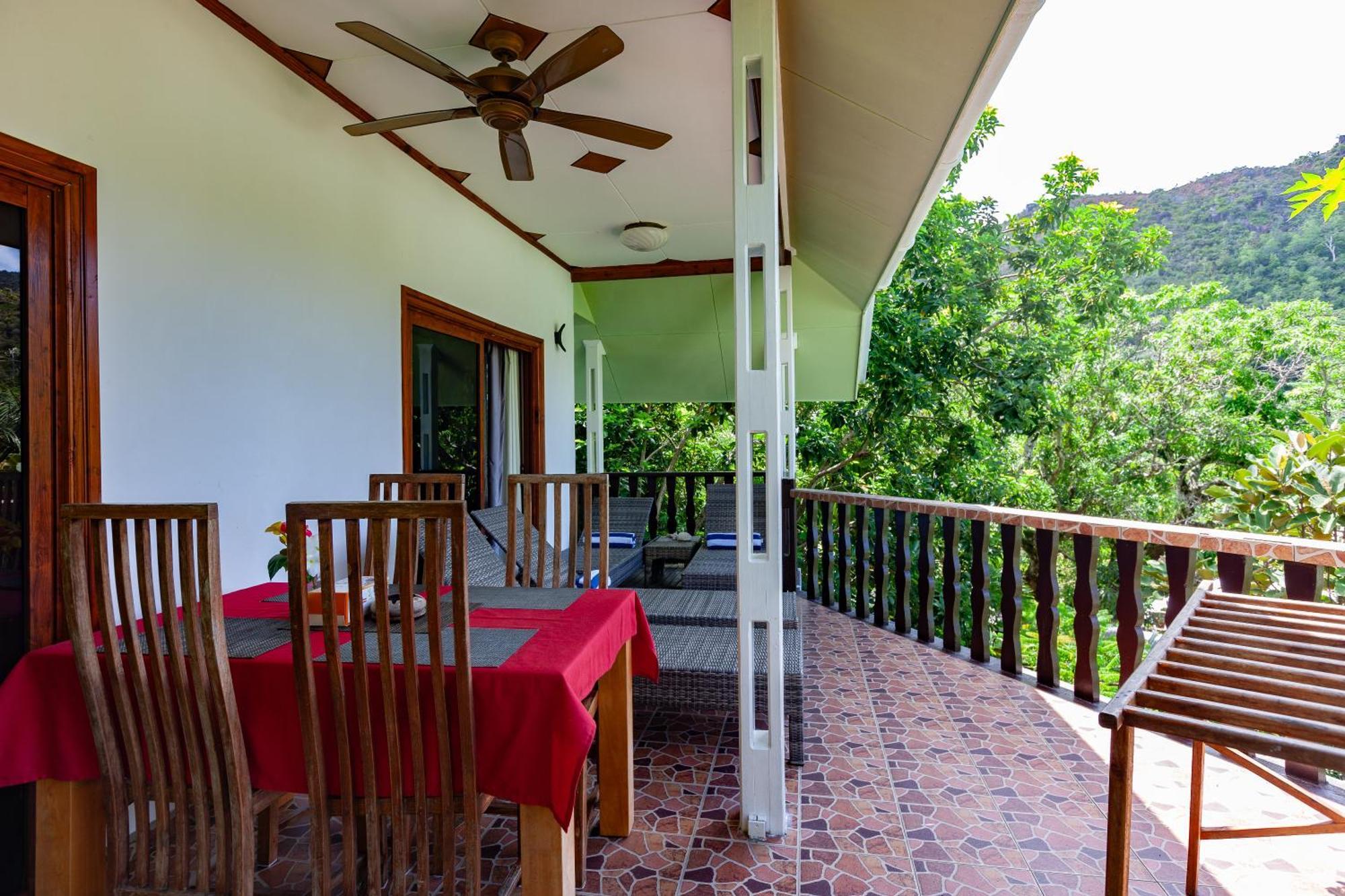 Sea View Lodge Baie Sainte Anne Екстериор снимка