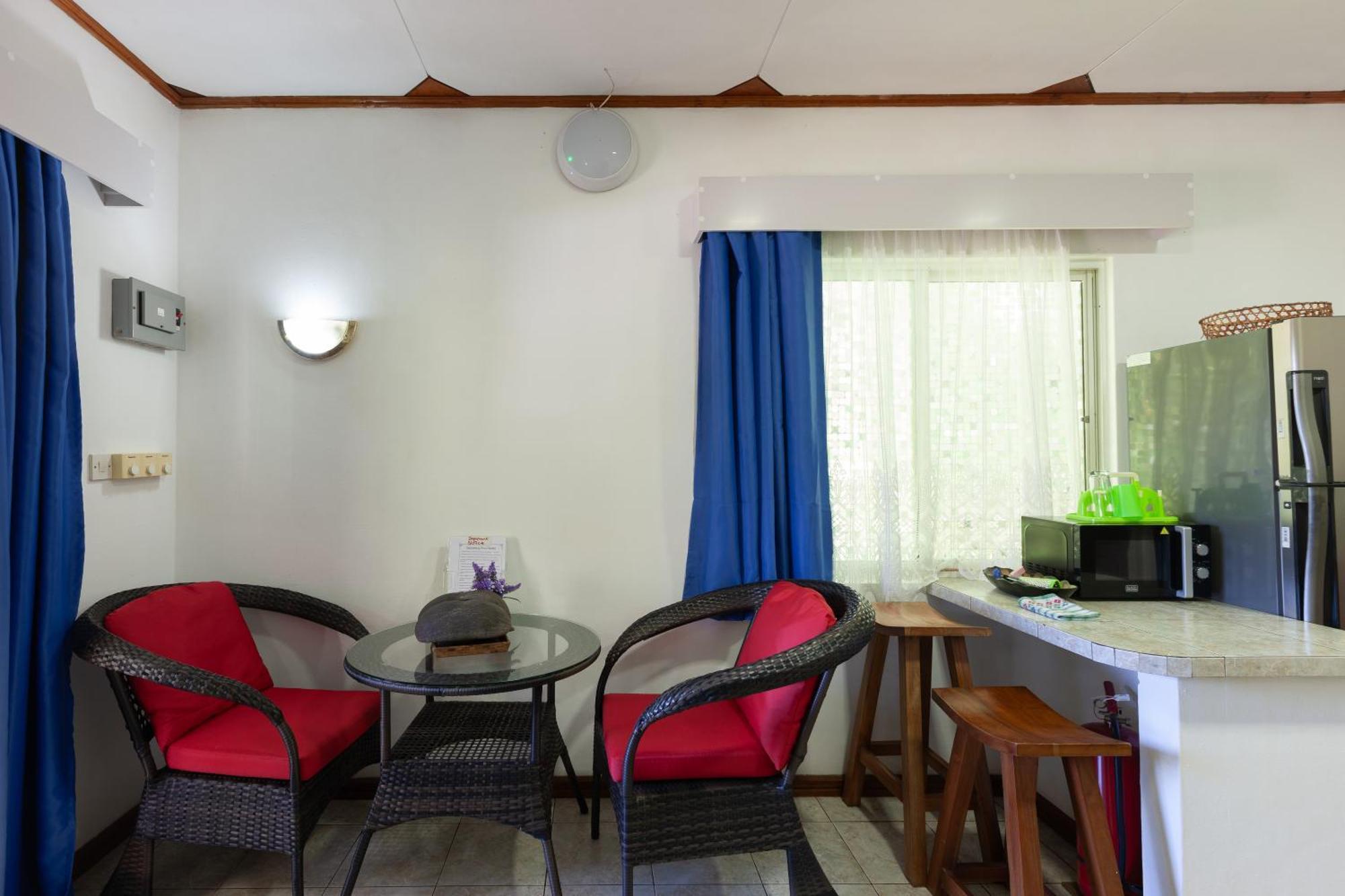 Sea View Lodge Baie Sainte Anne Екстериор снимка