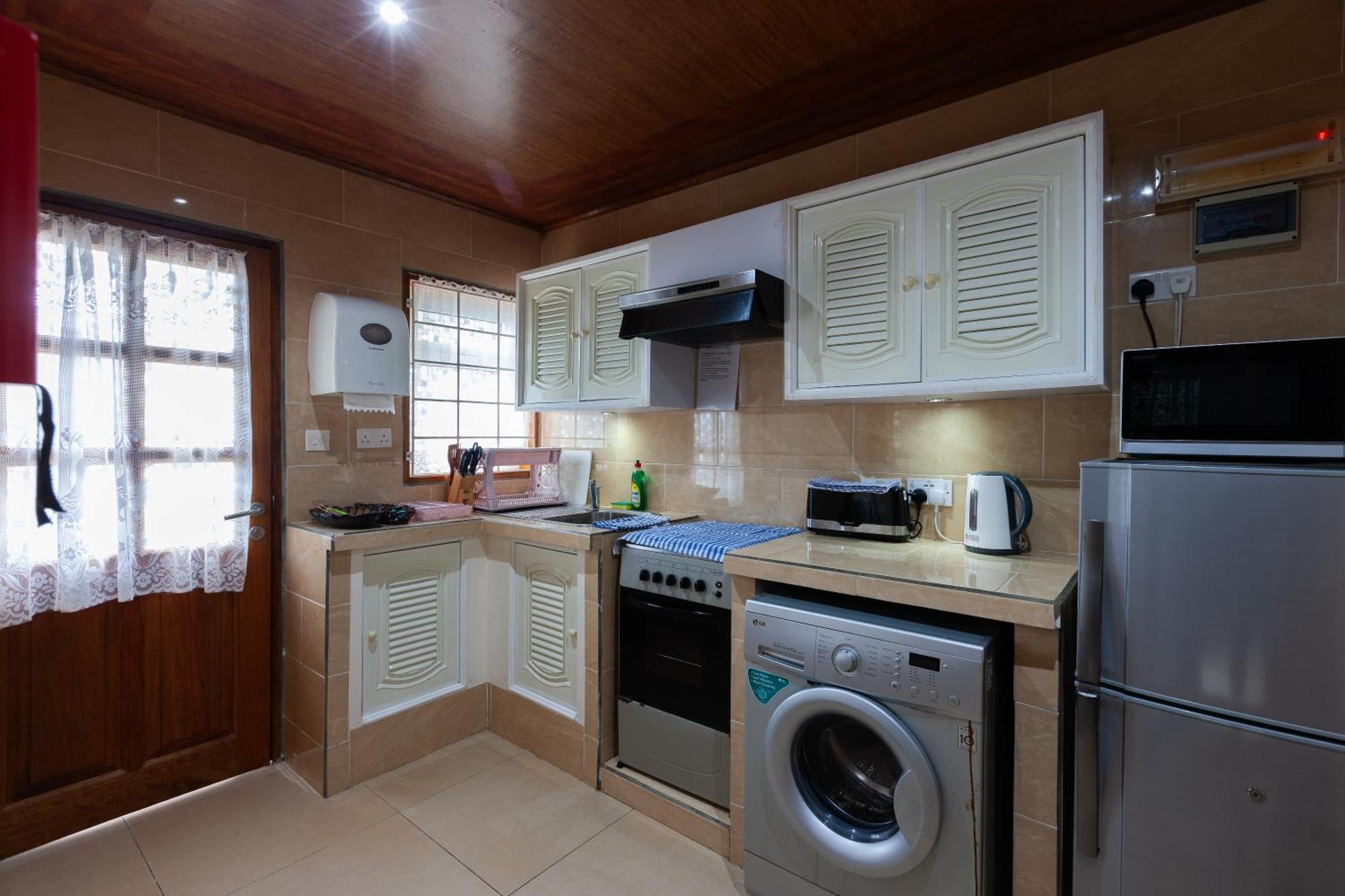 Sea View Lodge Baie Sainte Anne Екстериор снимка