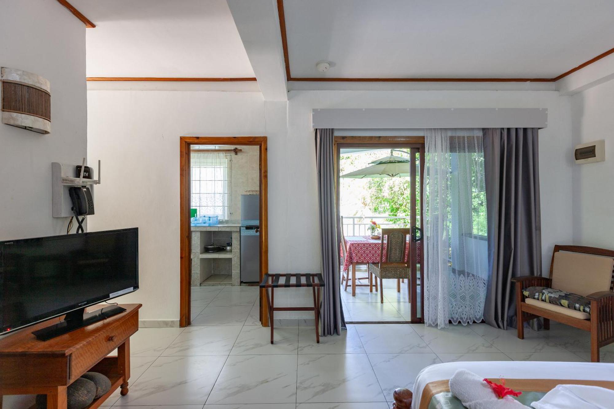 Sea View Lodge Baie Sainte Anne Екстериор снимка