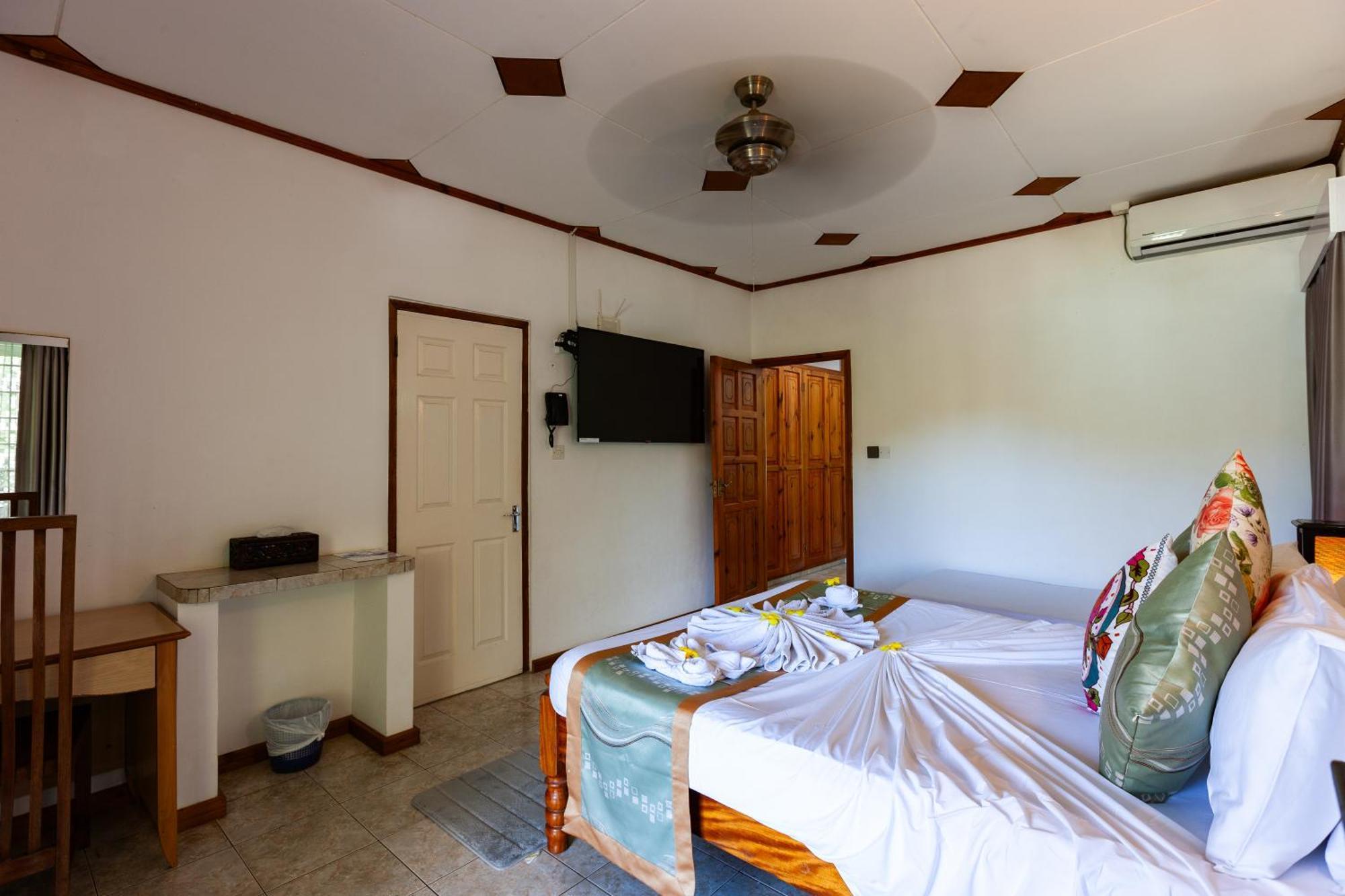 Sea View Lodge Baie Sainte Anne Екстериор снимка