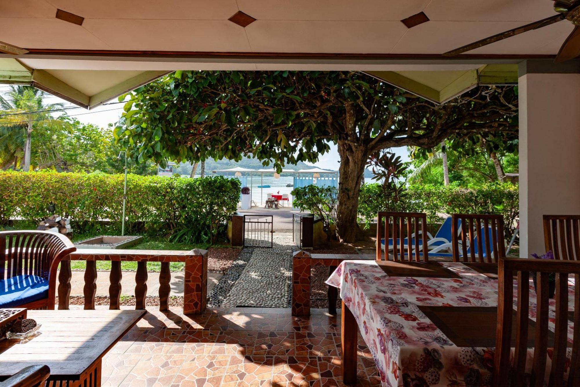 Sea View Lodge Baie Sainte Anne Екстериор снимка
