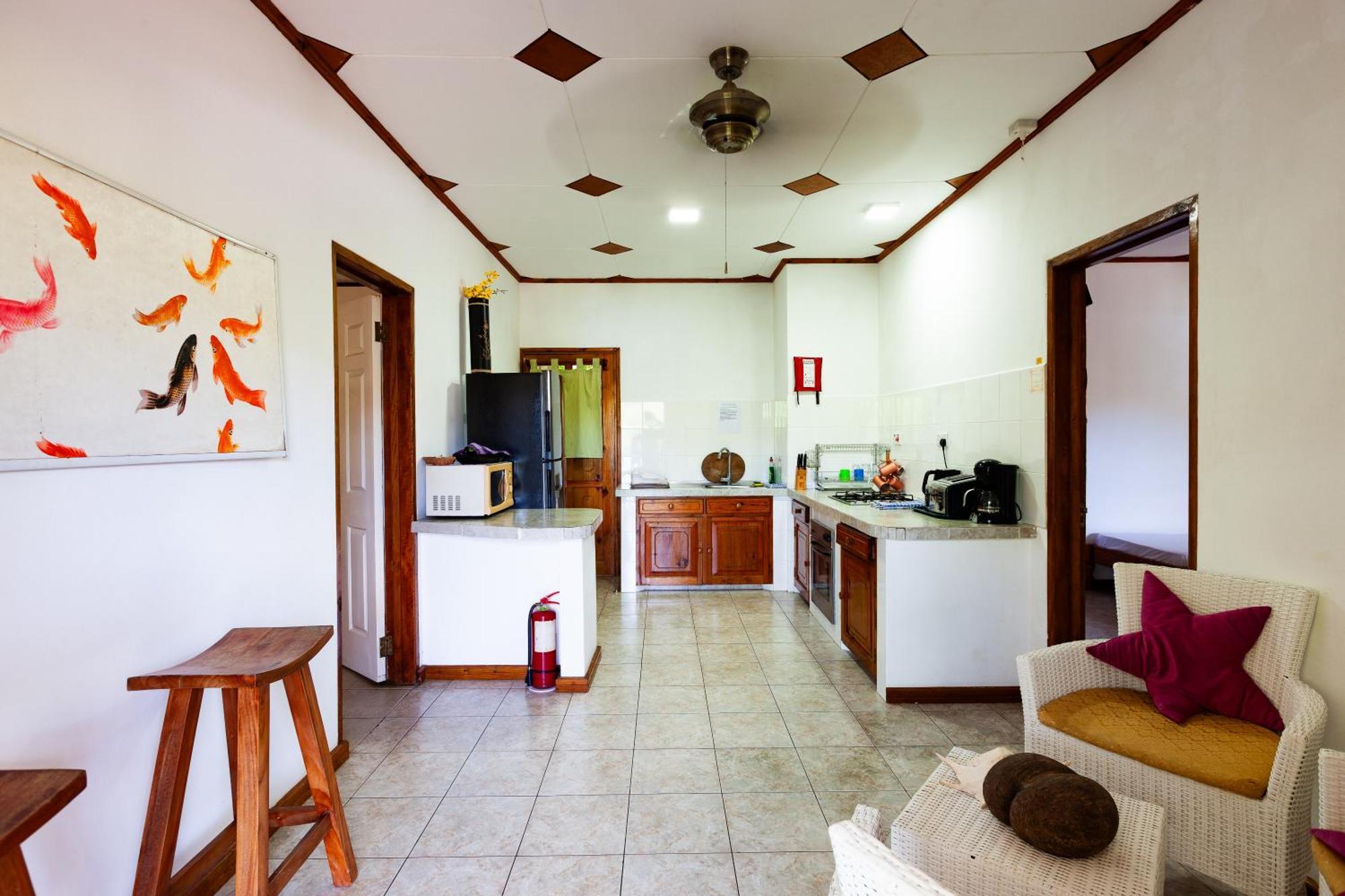 Sea View Lodge Baie Sainte Anne Екстериор снимка