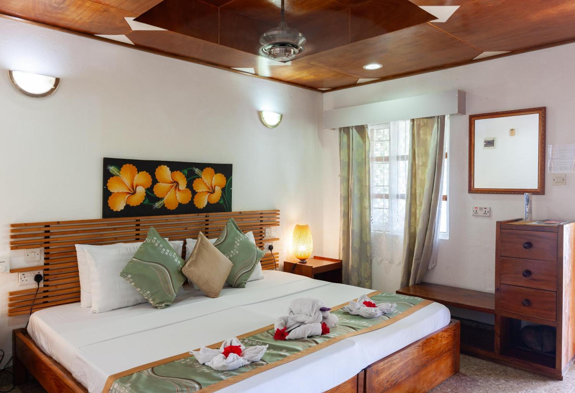 Sea View Lodge Baie Sainte Anne Екстериор снимка