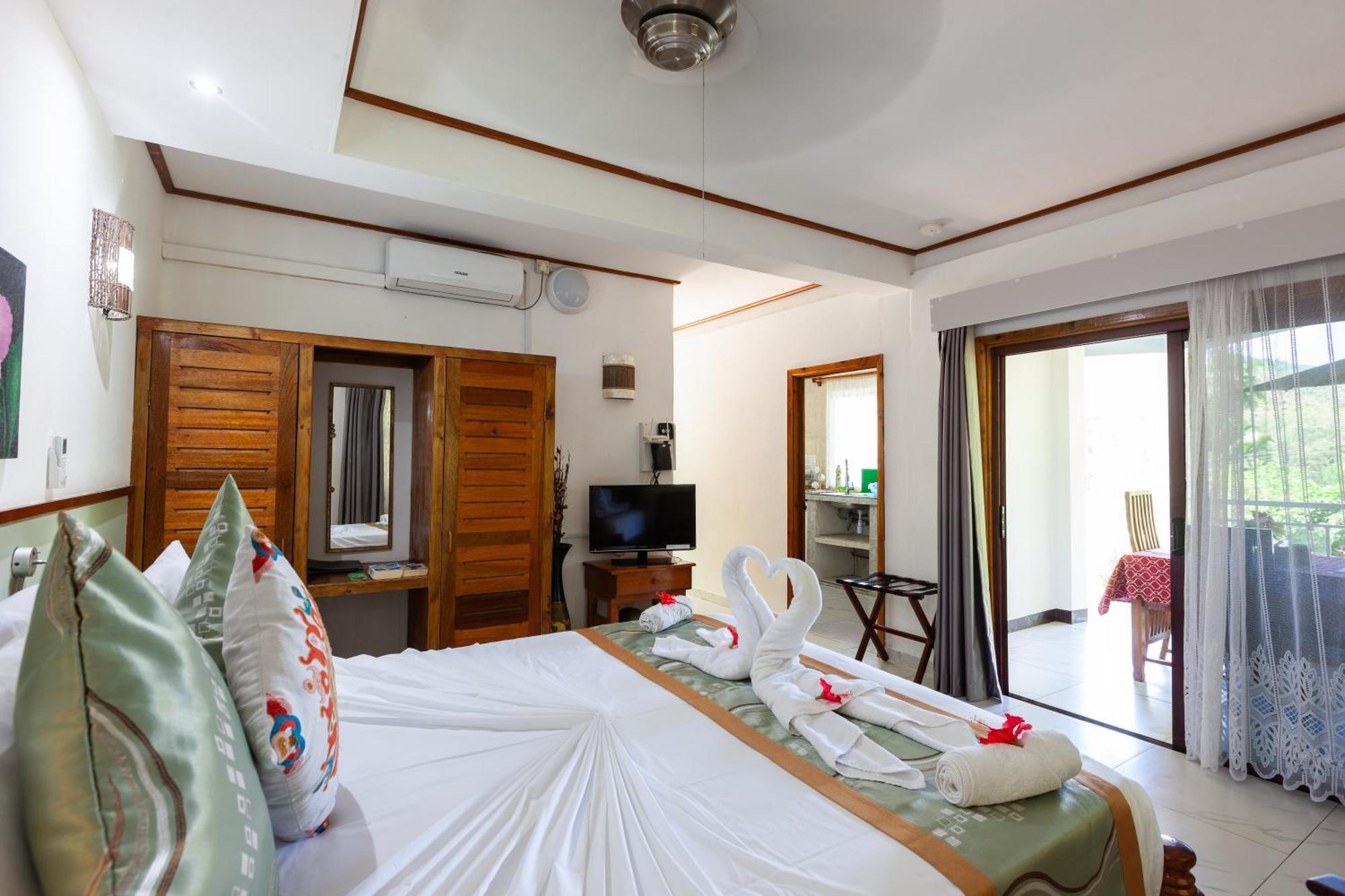 Sea View Lodge Baie Sainte Anne Екстериор снимка