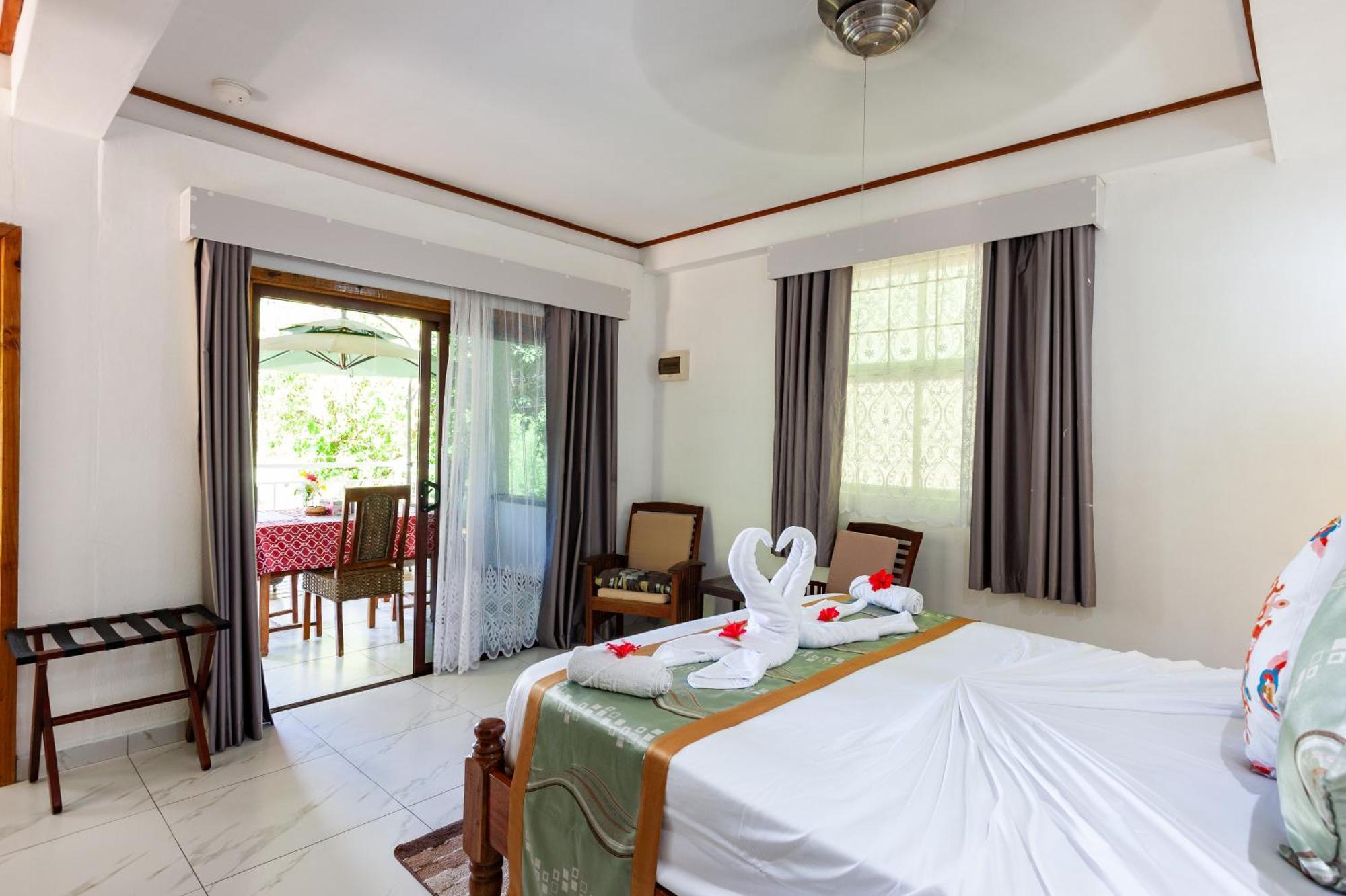 Sea View Lodge Baie Sainte Anne Екстериор снимка