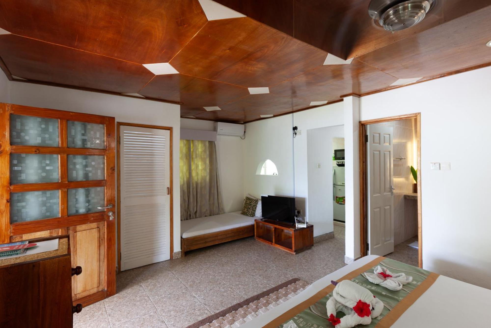 Sea View Lodge Baie Sainte Anne Екстериор снимка