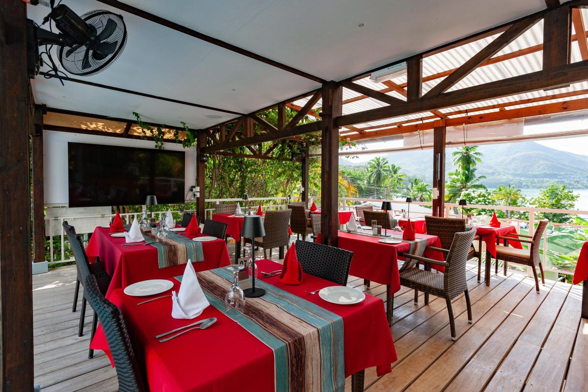 Sea View Lodge Baie Sainte Anne Екстериор снимка