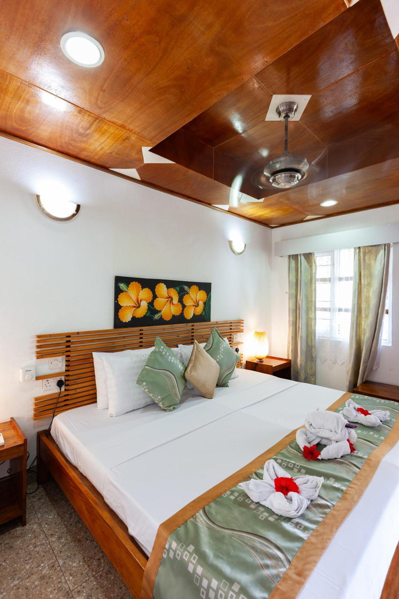 Sea View Lodge Baie Sainte Anne Екстериор снимка