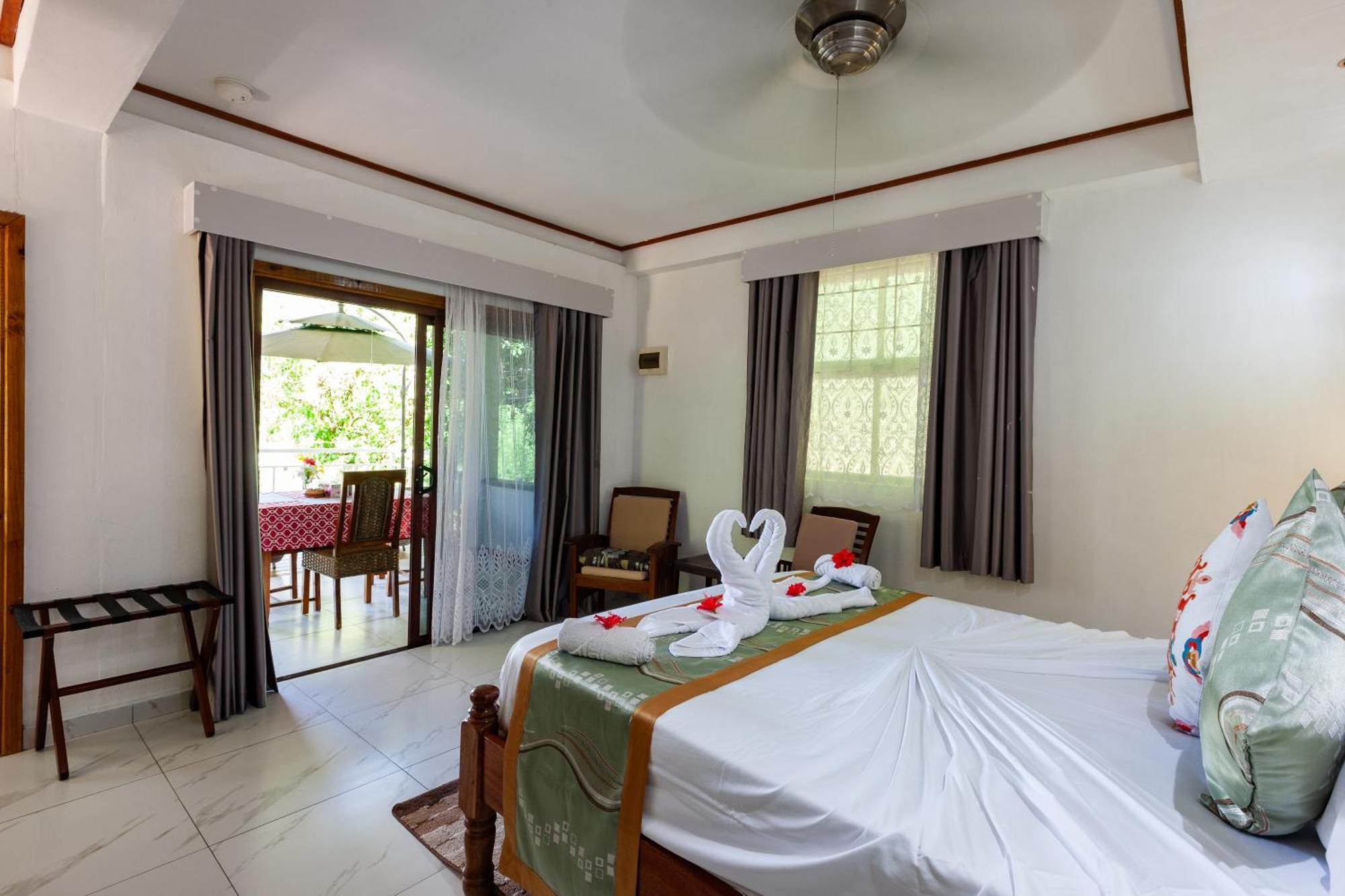 Sea View Lodge Baie Sainte Anne Екстериор снимка
