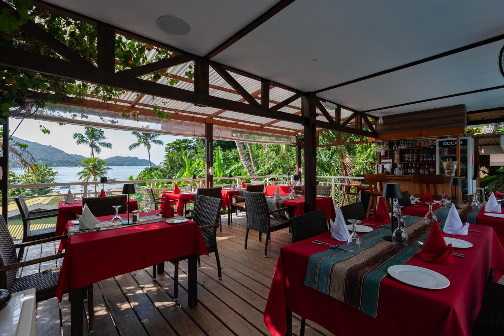 Sea View Lodge Baie Sainte Anne Екстериор снимка