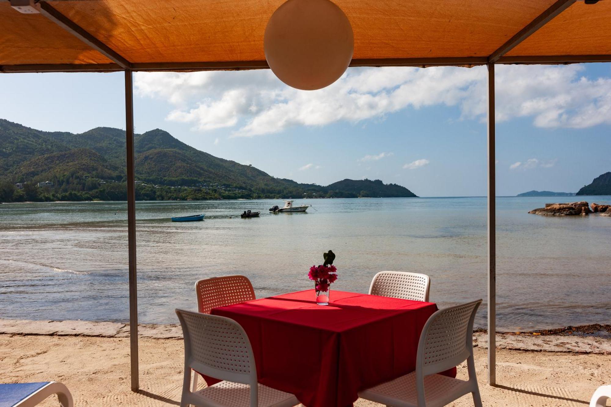 Sea View Lodge Baie Sainte Anne Екстериор снимка