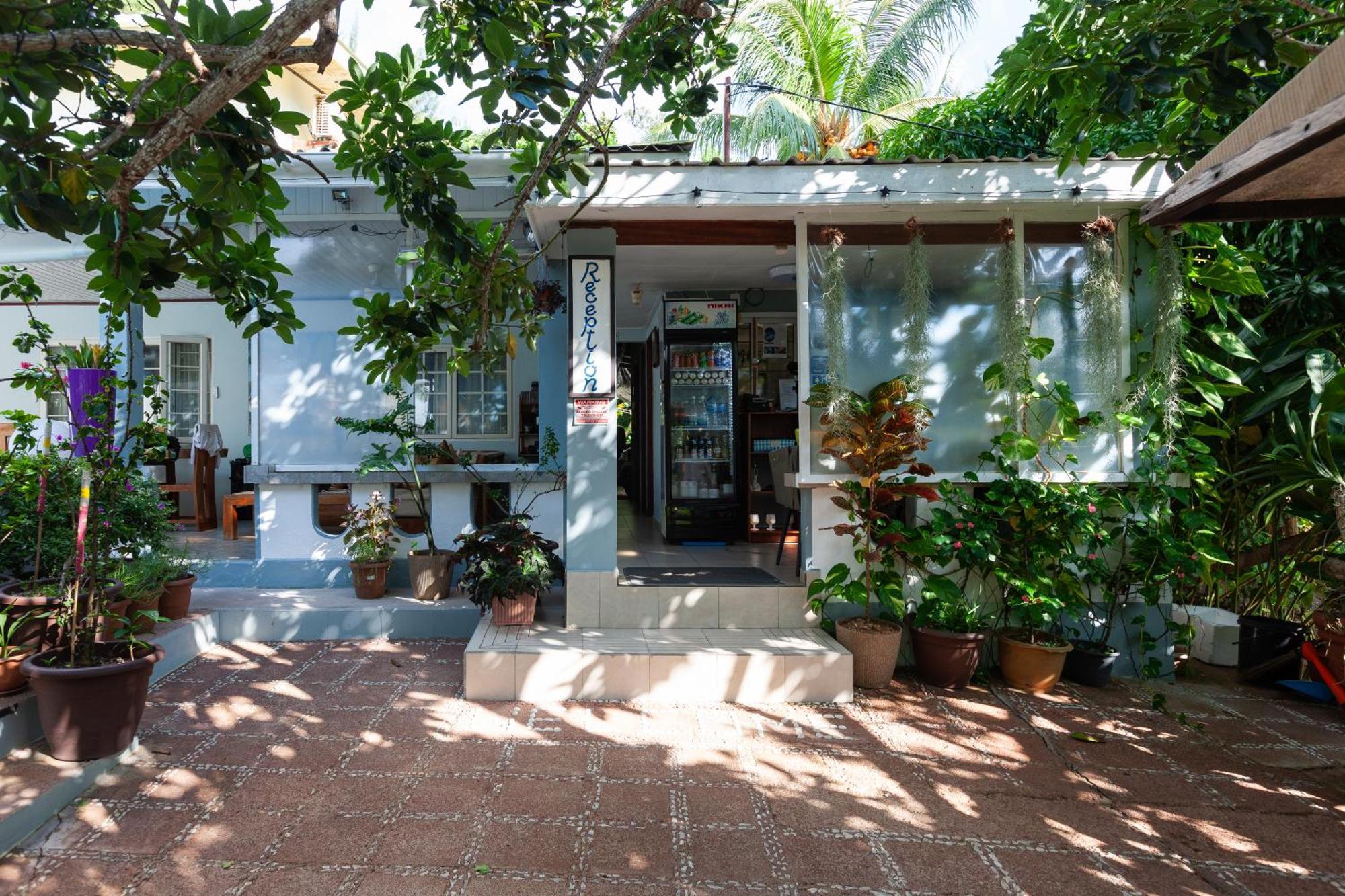 Sea View Lodge Baie Sainte Anne Екстериор снимка