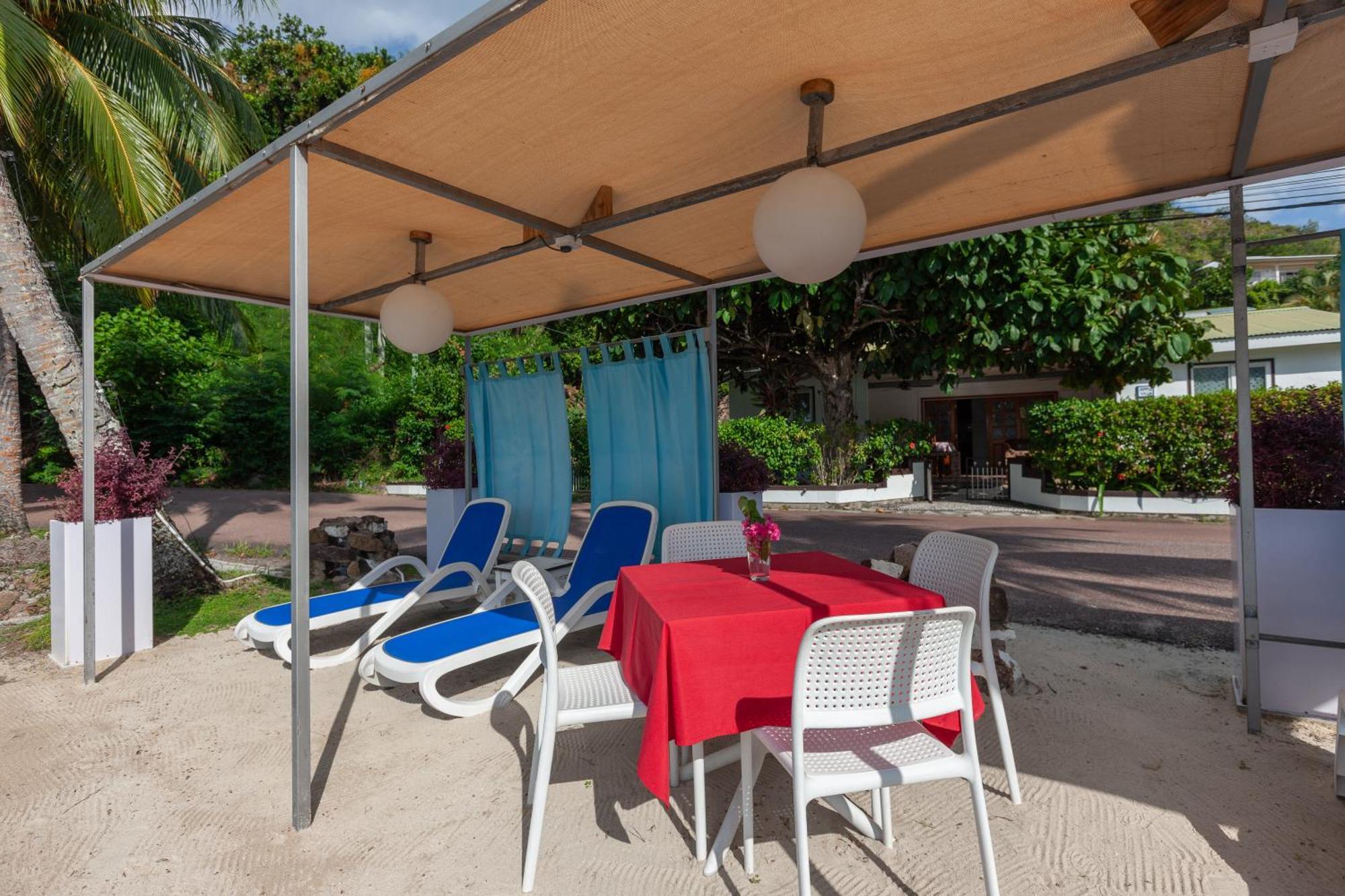 Sea View Lodge Baie Sainte Anne Екстериор снимка